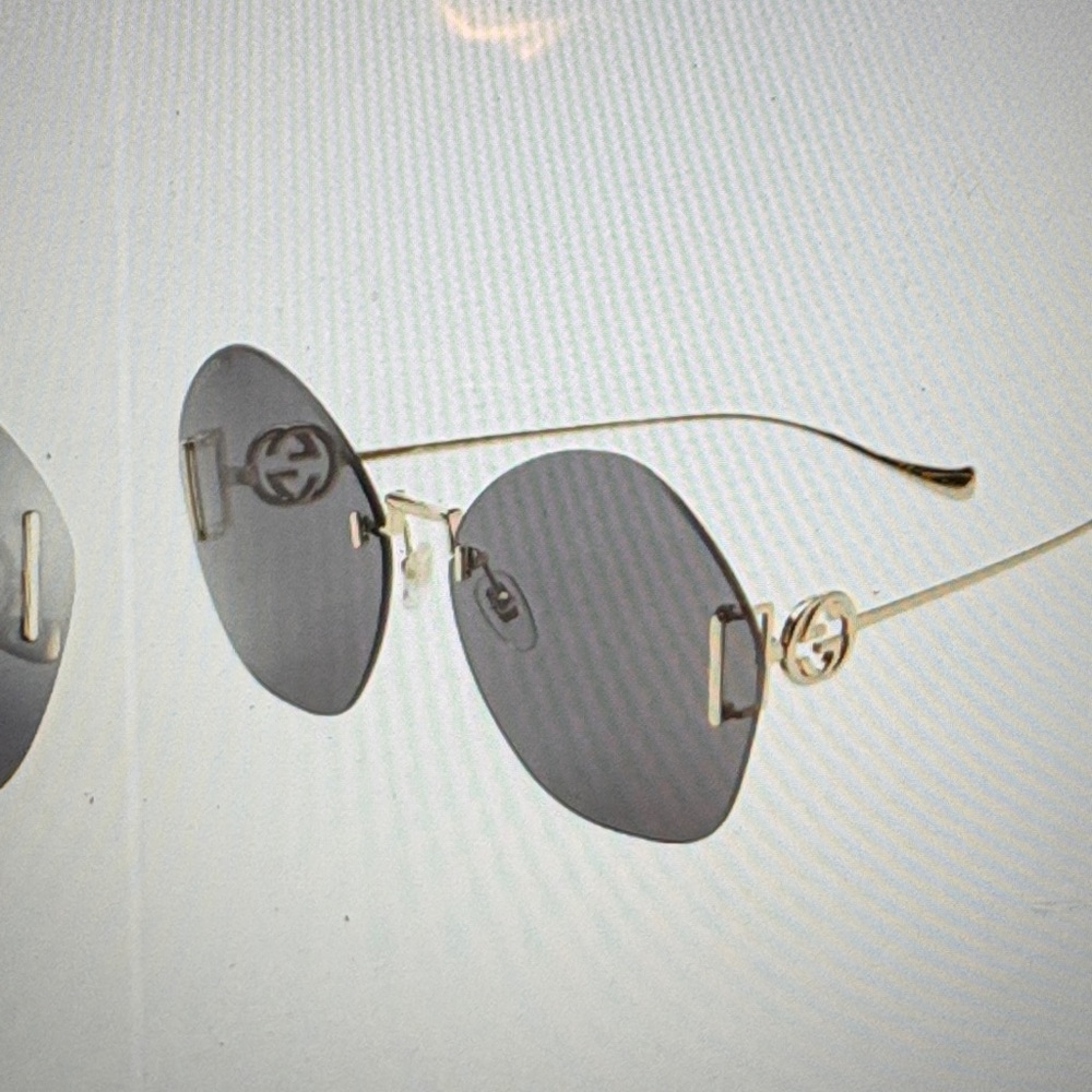 Gucci Women's Sunglasses in Black and Gold